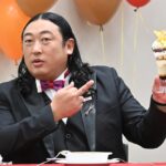 「お芋とフロマージュの濃密パフェ」を持つロバートの秋山竜次