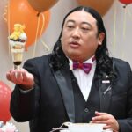 「お芋とフロマージュの濃密パフェ」を持つロバートの秋山竜次