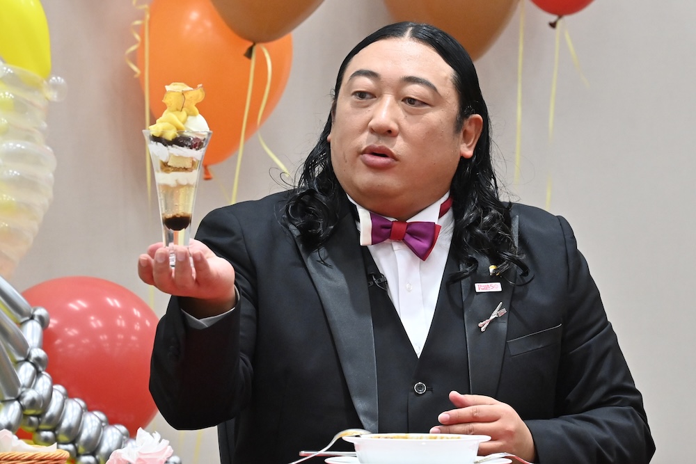 「お芋とフロマージュの濃密パフェ」を持つロバートの秋山竜次