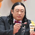 「お芋とフロマージュの濃密パフェ」を食べるロバートの秋山竜次