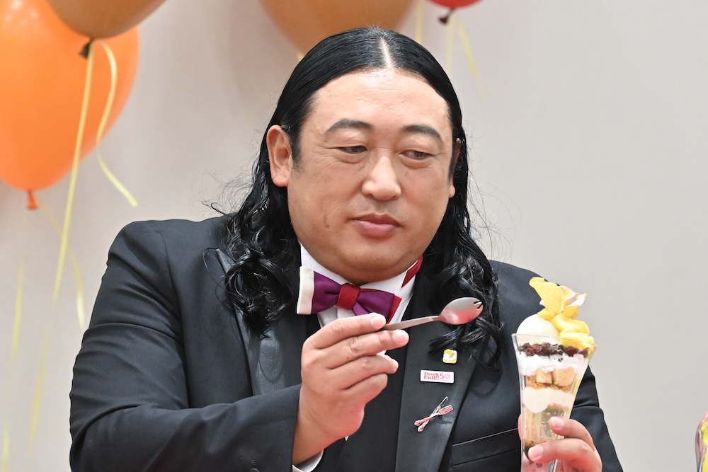 「お芋とフロマージュの濃密パフェ」を食べるロバートの秋山竜次