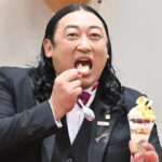 「お芋とフロマージュの濃密パフェ」を食べるロバートの秋山竜次