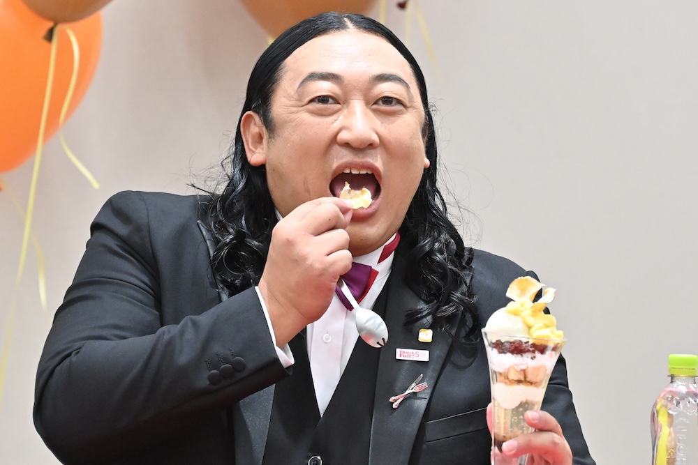 「お芋とフロマージュの濃密パフェ」を食べるロバートの秋山竜次