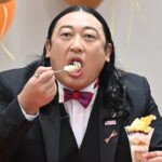 「お芋とフロマージュの濃密パフェ」を食べるロバートの秋山竜次