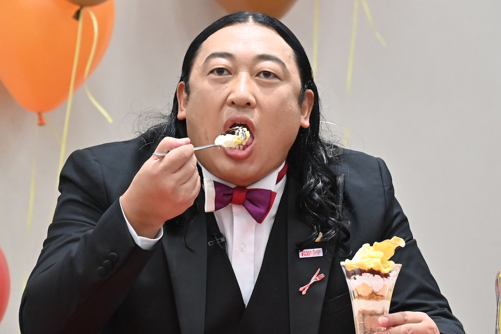 「お芋とフロマージュの濃密パフェ」を食べるロバートの秋山竜次