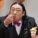 「お芋とフロマージュの濃密パフェ」を食べるロバートの秋山竜次