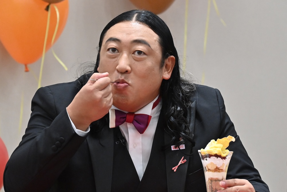 「お芋とフロマージュの濃密パフェ」を食べるロバートの秋山竜次
