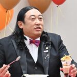 「お芋とフロマージュの濃密パフェ」を食べるロバートの秋山竜次
