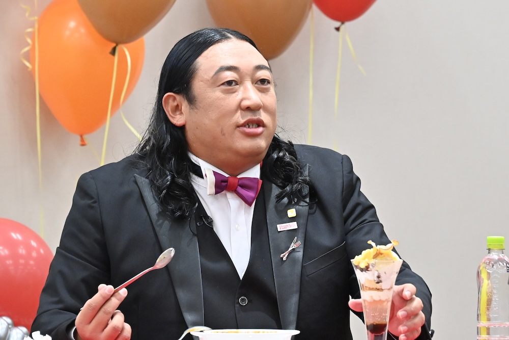 「お芋とフロマージュの濃密パフェ」を食べるロバートの秋山竜次