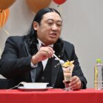「お芋とフロマージュの濃密パフェ」を食べるロバートの秋山竜次