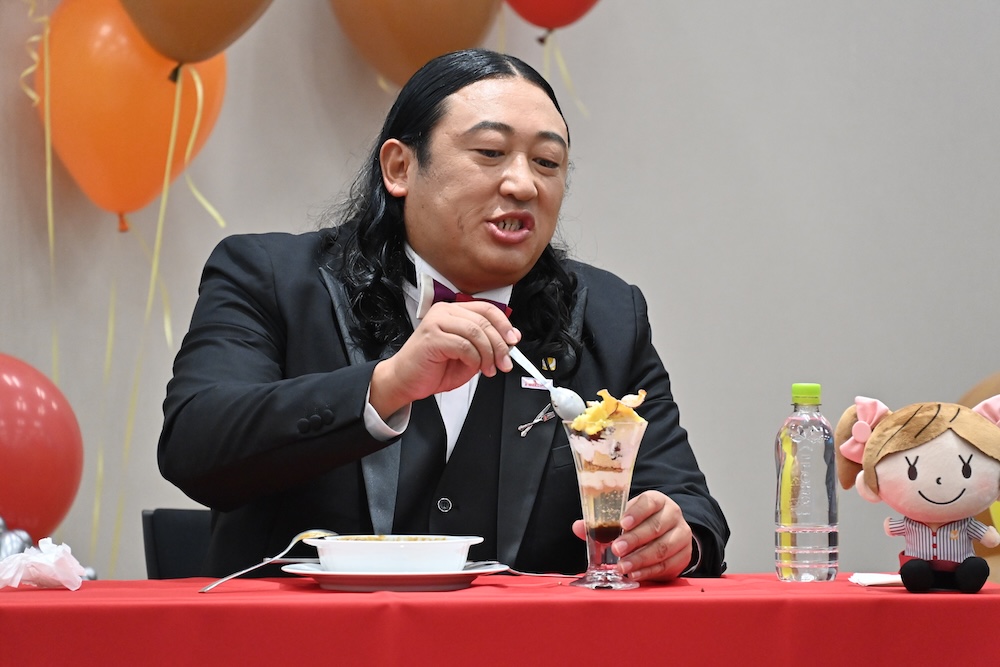 「お芋とフロマージュの濃密パフェ」を食べるロバートの秋山竜次