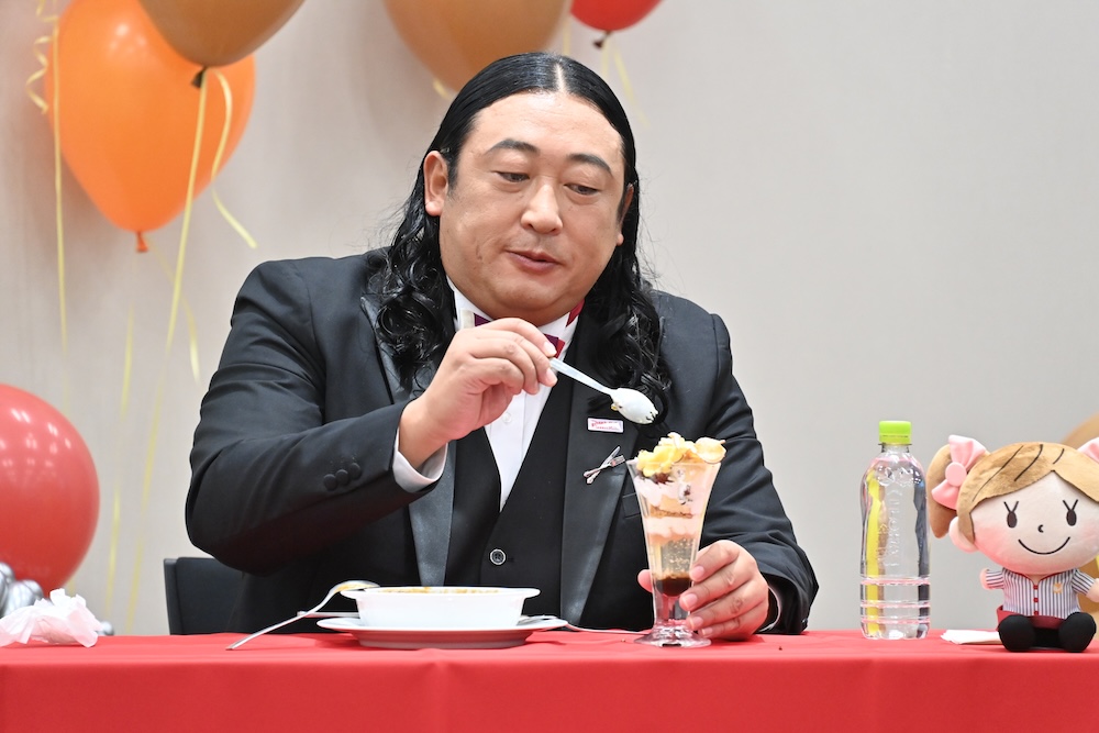「お芋とフロマージュの濃密パフェ」を食べるロバートの秋山竜次