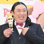 「お芋とフロマージュの濃密パフェ」を持つロバートの秋山竜次
