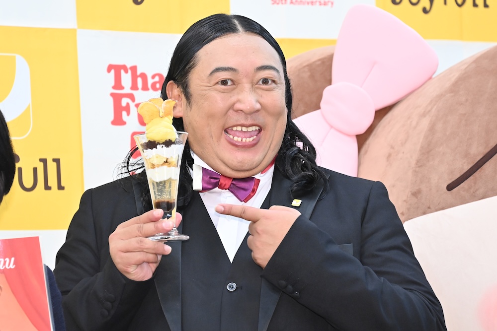 「お芋とフロマージュの濃密パフェ」を持つロバートの秋山竜次