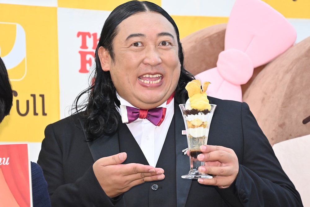 「お芋とフロマージュの濃密パフェ」を持つロバートの秋山竜次