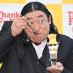 「お芋とフロマージュの濃密パフェ」を食べるロバートの秋山竜次