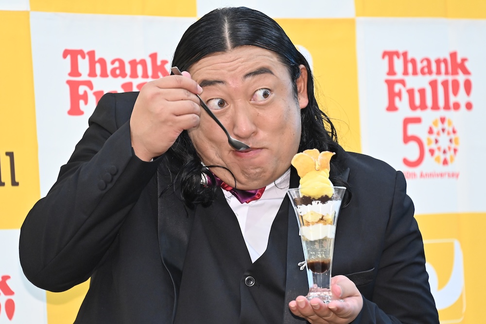 「お芋とフロマージュの濃密パフェ」を食べるロバートの秋山竜次