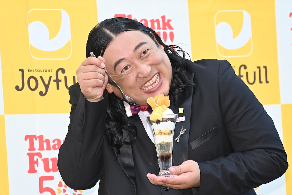 「お芋とフロマージュの濃密パフェ」を食べるロバートの秋山竜次