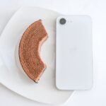 iPhone17eと比較した「冷やして食べる森永ミルクココアバウム」イメージ