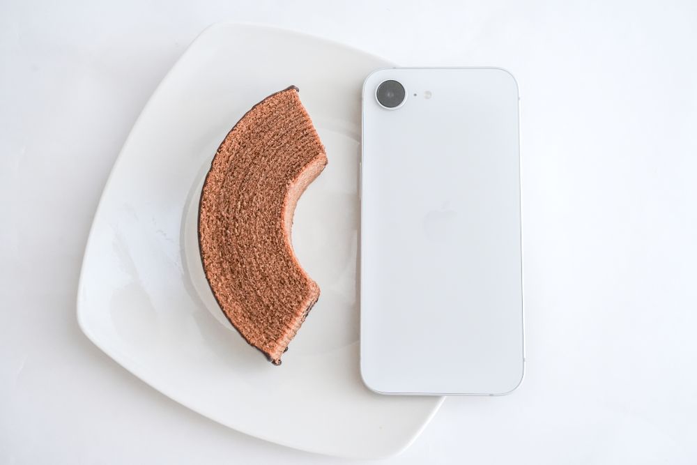 iPhone17eと比較した「冷やして食べる森永ミルクココアバウム」イメージ