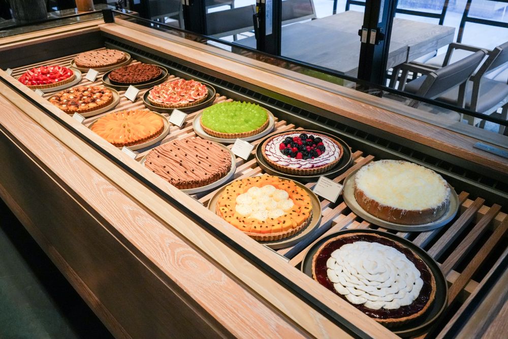 「タルト アンド テーブル バイ ラス」ショーケースに並べられたタルト12種のイメージ