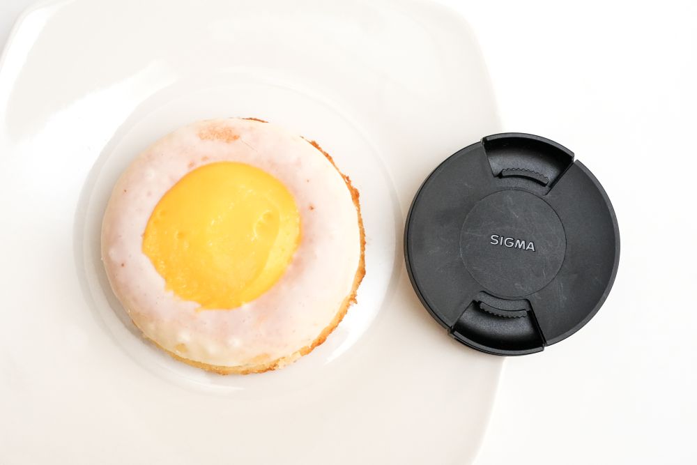 カメラレンズと比較した「月見フィナンシェケーキ」イメージ