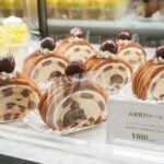 ショーケースに並ぶ「衣栗の贅沢ロール」税込み880円