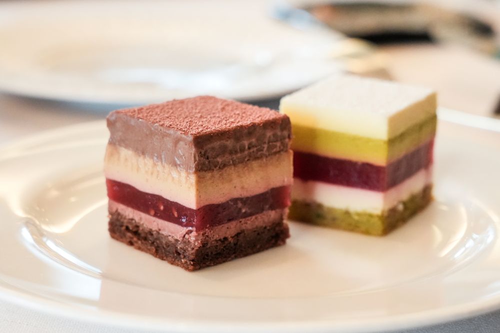 試食用として提供された「ドゥ・ボヌール」のチョコレートケーキのイメージ