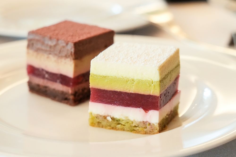 試食用として提供された「ドゥ・ボヌール」のホワイトチョコレートケーキのイメージ