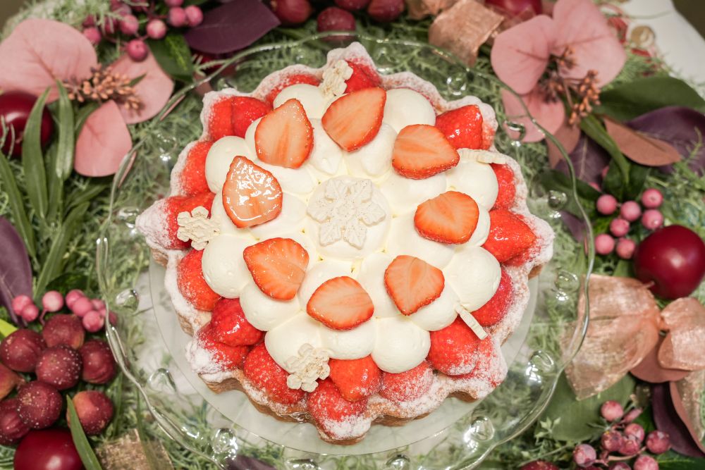 2サイズ展開の「～タルトエクラ～ クリスマスのショートケーキタルト」3～4名用・税込み13,950円～