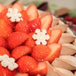 2サイズ展開される「イチゴとチョコレートクリームのタルト」2～3名用・税込み8,010円～