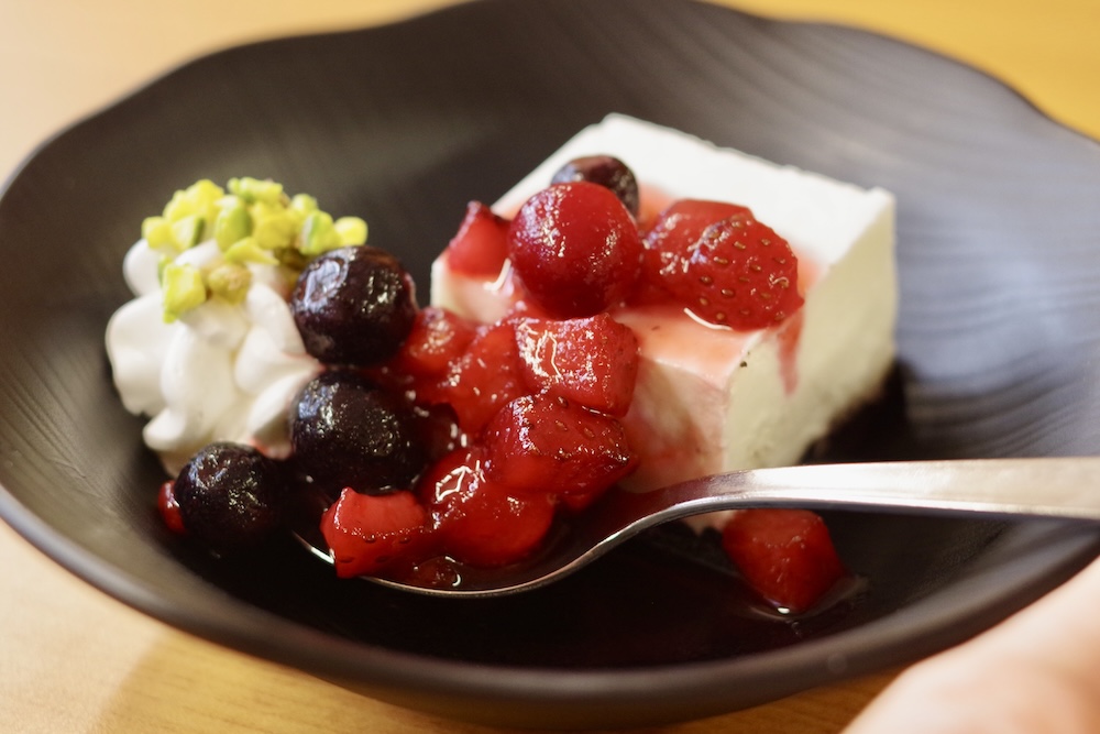 「ベリーのレアチーズケーキ」税込み350円