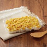 9月29日より発売される「一点突破すぎ！敷き詰めごはん 焼とうもろこし」税込み297円