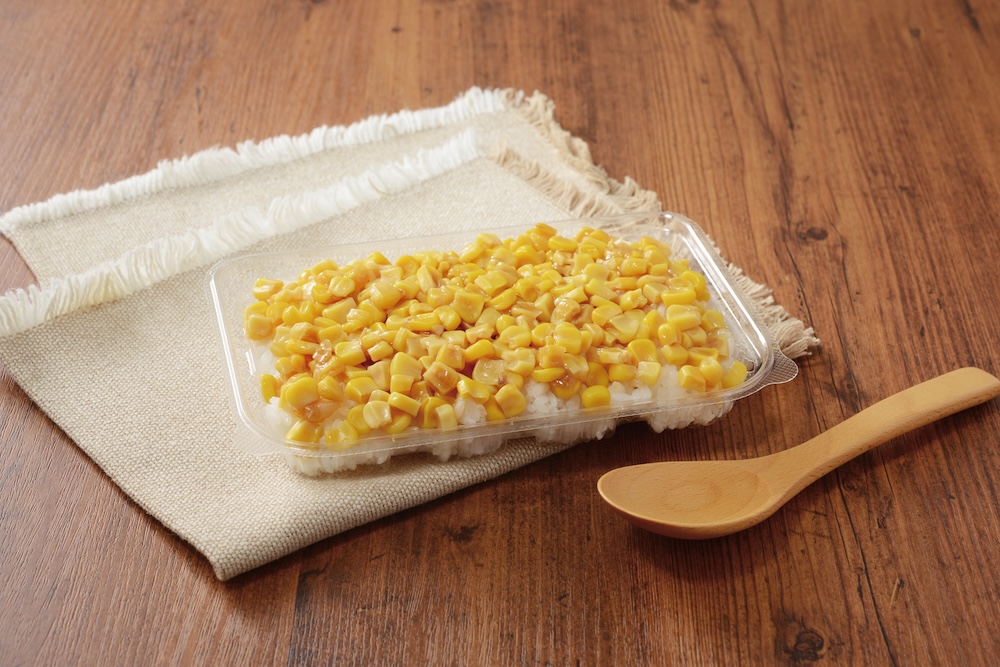 9月29日より発売される「一点突破すぎ！敷き詰めごはん 焼とうもろこし」税込み297円