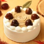 10月1日～11月30日に販売される「栗と洋梨のデコレーションケーキ」4号・税込み3,500円～