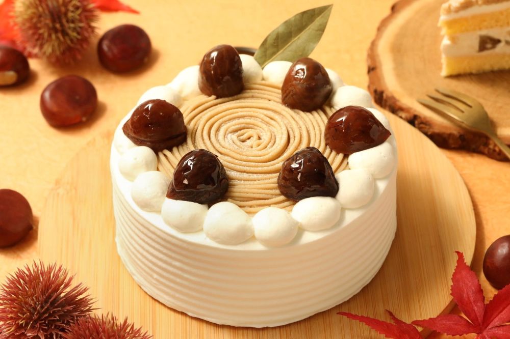 10月1日～11月30日に販売される「栗と洋梨のデコレーションケーキ」4号・税込み3,500円～