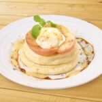 「焼きりんごのブリュレ リコッタパンケーキ」ジャストサイズ・税込み1,100円