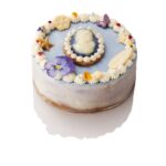「オープナーチョコレート」のShinQs限定「苺とフランボワーズのとろけるヴィーガンケーキ(きらめく夜の晩餐会)」税込み7,400円 (冷凍配送)