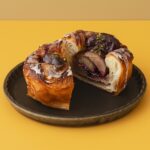 「THE STANDARD BAKERS TOKYO」の「カシスマロンデニッシュ」1個・税込み540円（テイクアウト）