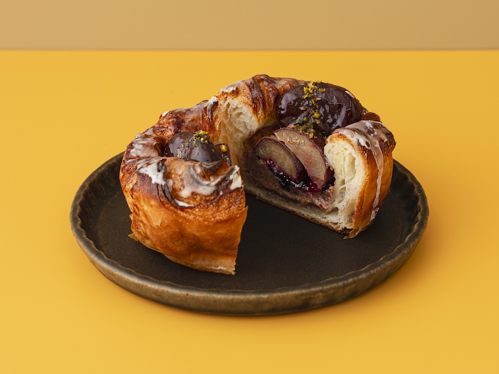 「THE STANDARD BAKERS TOKYO」の「カシスマロンデニッシュ」1個・税込み540円（テイクアウト）