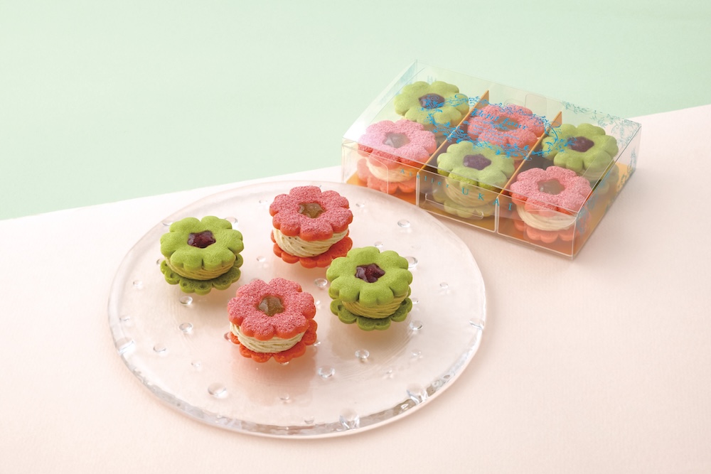 各日数量限定の「花型のクッキーバタークリームサンド〜ジュレとともに〜（イチゴ＆ピスタチオ）」税込み1,881円