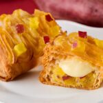 10月9日～11月29日の金土日祝日限定で販売される「焼きたてカスタードおいもバターパイ」1個・税込み560円