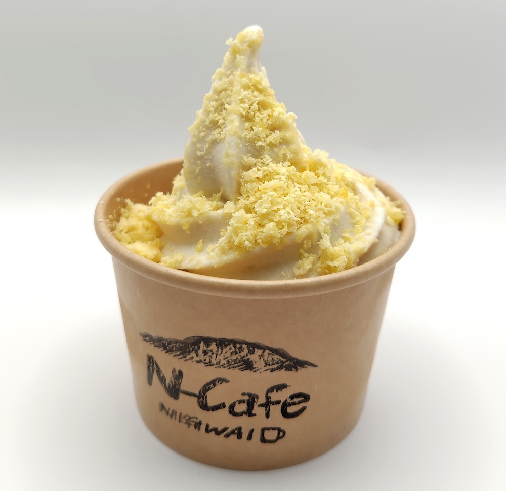 「にぎわい特産館」の阪神梅田本店限定「栗きんとんソフト」税込み651円