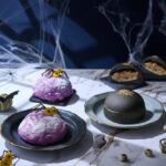 左から「ハロウィーンメロンパン」税込み650円、「クローズドバーガー」税込み1,000円