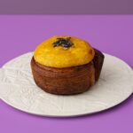 「Curly's Croissant TOKYO BAKE STAND」のグランスタ限定「蜜芋とゴルゴンゾーラのロールスイス」1個・税込み422円