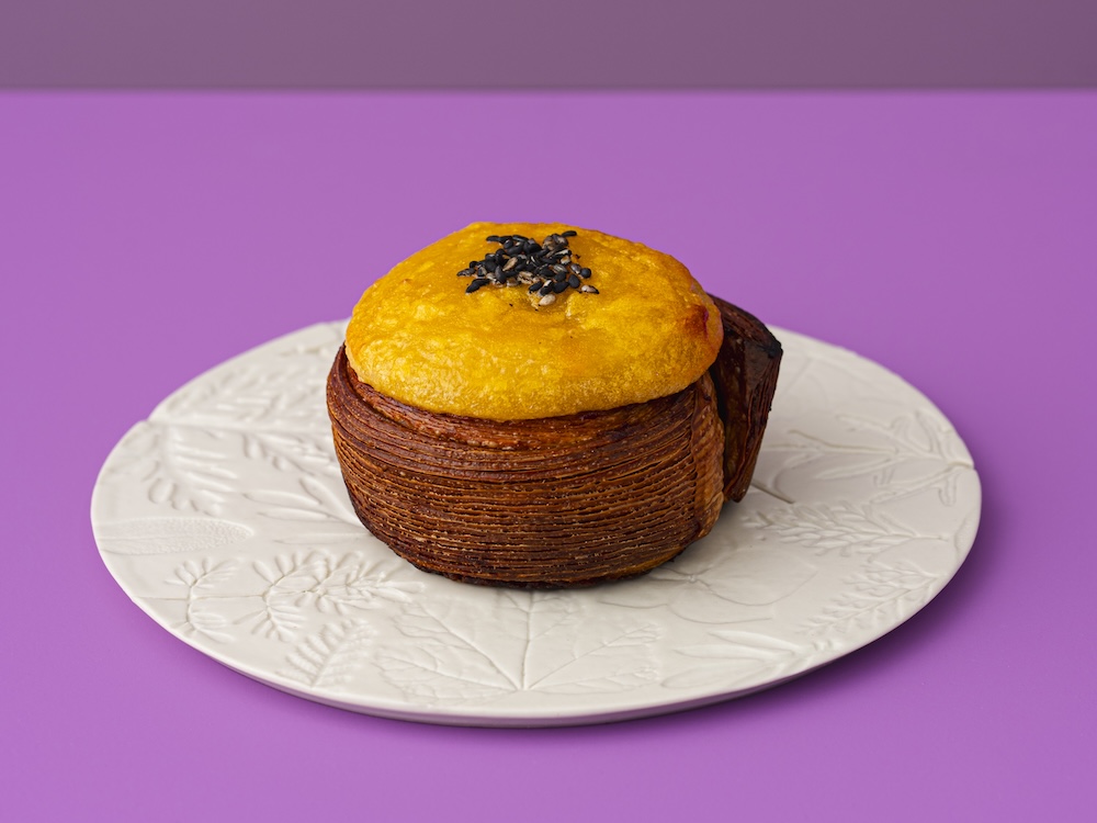 「Curly's Croissant TOKYO BAKE STAND」のグランスタ限定「蜜芋とゴルゴンゾーラのロールスイス」1個・税込み422円