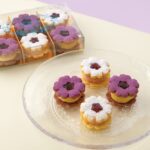 各日数量限定の「花型のクッキーバタークリームサンド〜ジュレとともに〜（紫芋＆バニラ）」税込み1,881円