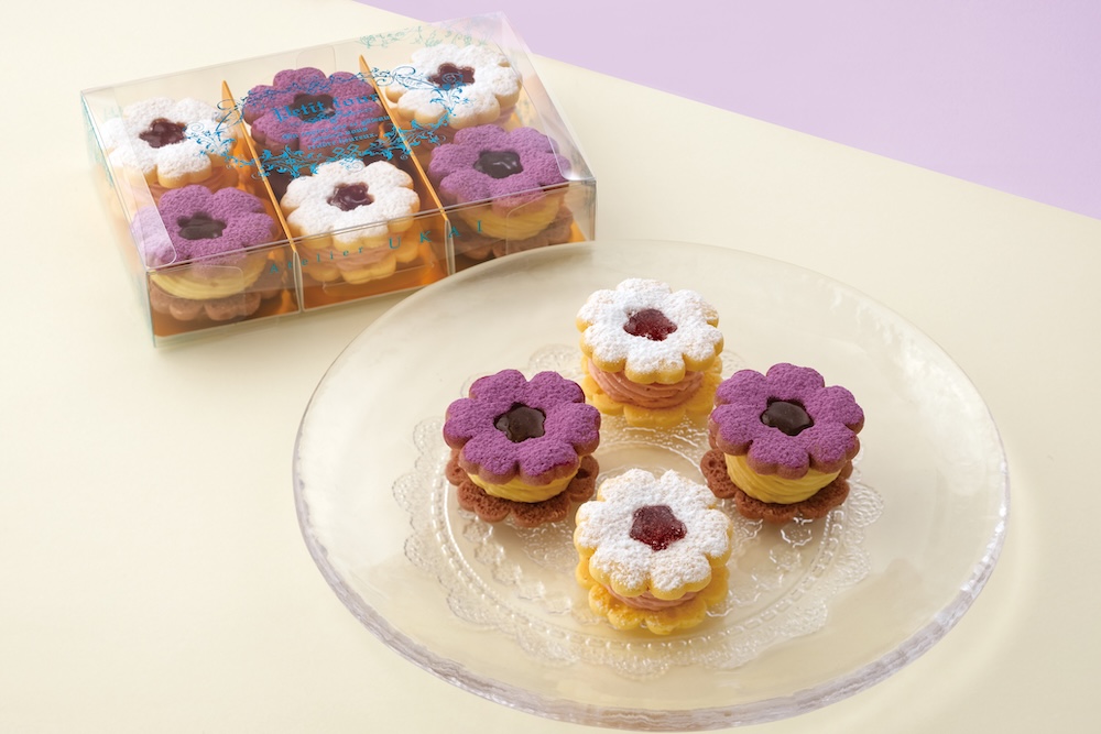 各日数量限定の「花型のクッキーバタークリームサンド〜ジュレとともに〜（紫芋＆バニラ）」税込み1,881円