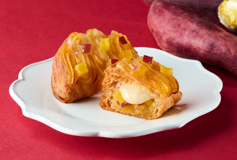 10月9日～11月29日の金土日祝日限定で販売される「焼きたてカスタードおいもバターパイ」1個・税込み560円