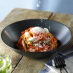 「トマトとモッツアレラのパスタ」Sサイズ・税込み1,100円〜、